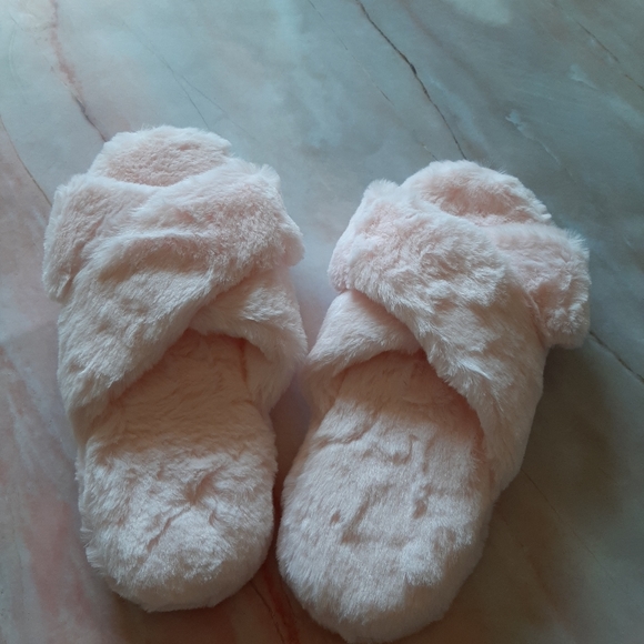 Shoes - 🆕️ Pink Fluffy Faux Fur Slippers 💗